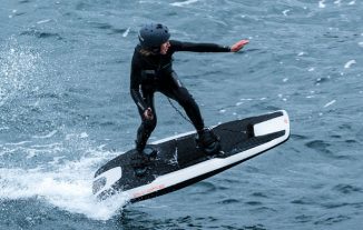 Awake RÄVIK Electric Surfboard Speeds Up to 30 Knots